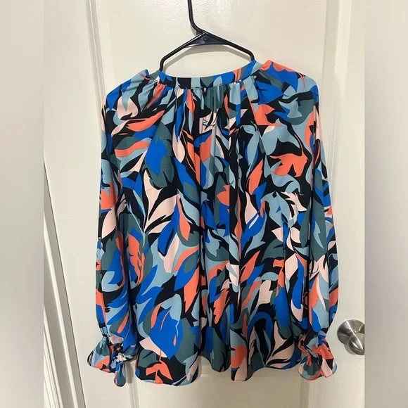 Entro Abstract Blouse in Size Medium - Picture 8 of 8